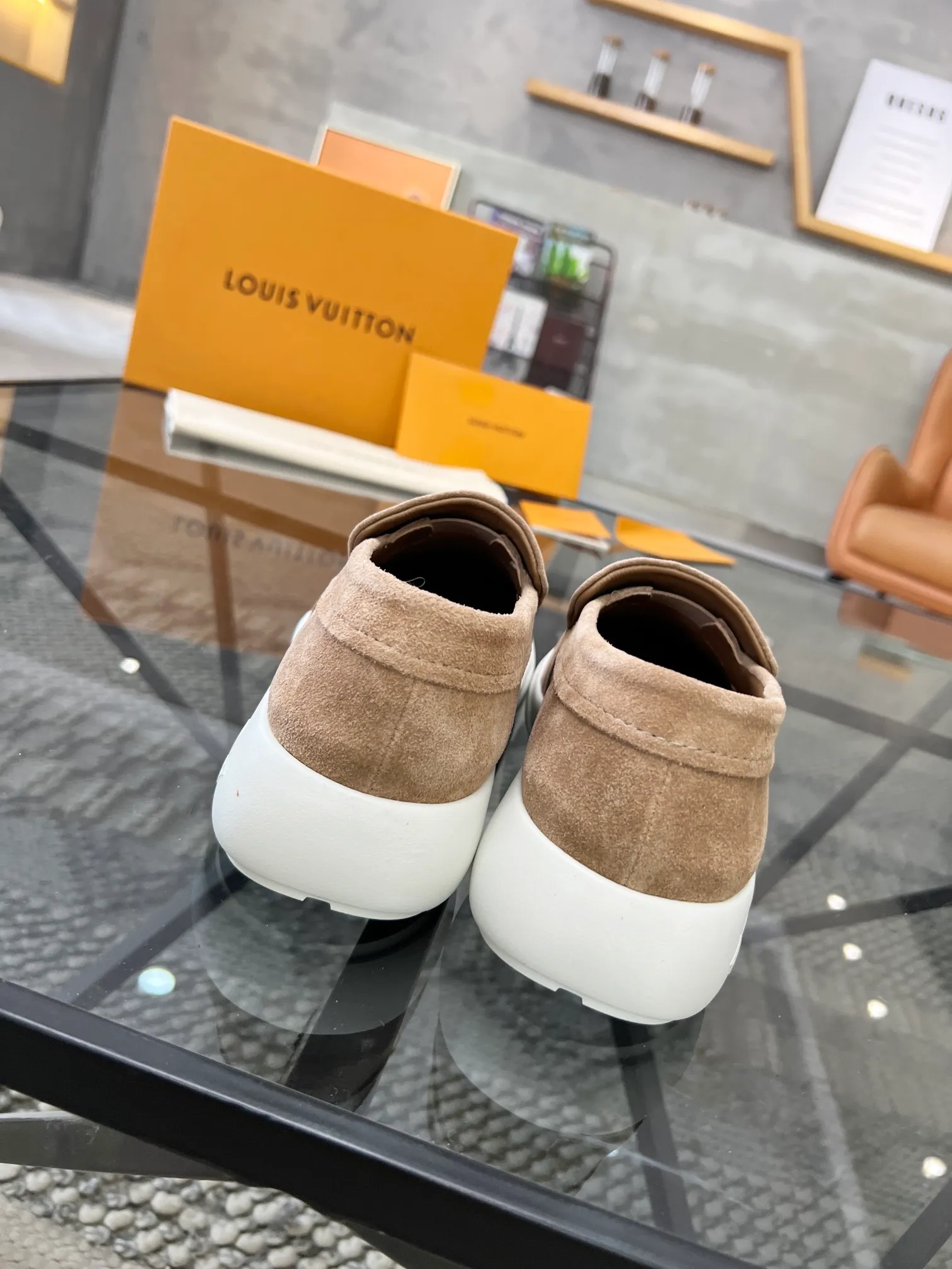 Factory price: 520💰 LV🔍Top purchasing agent🇮🇹 Road The most popular sneakers are available at the same time in the super popular sports shoe counters. The uppers are made of Italian original imported cowhide fabric. The classic and generous layout is a must-have for fashionistas. The complex craftsmanship is perfectly reproduced. The imported soft water-dyed cowhide lining is padded. The soles are: original soles specially provided by the factory. The exclusive foamed molded soles are super comfortable. The original factory follows the order. 🔍🔍High quality. You can go in and out of the counter at will. Welcome to compare. Size 39-45 (38 can be ordered)